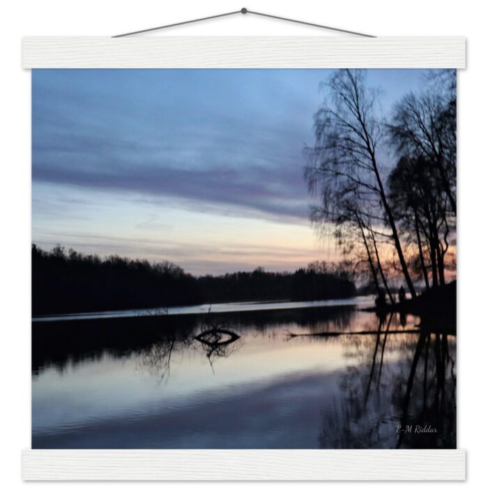 Poster på matt papper i museikvalitet med hängare - Ögat i sjön