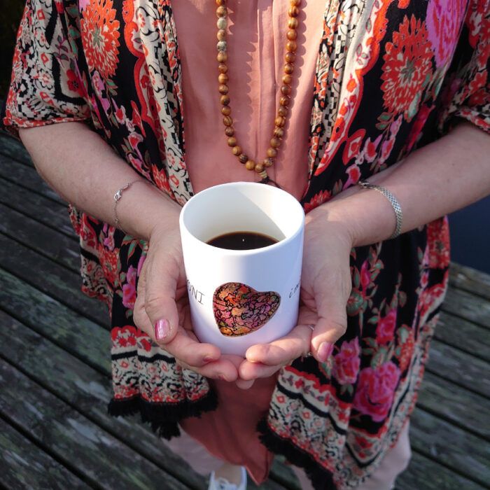 Vit keramisk mugg med motiv och text 325 ml - Harmoni i min hand