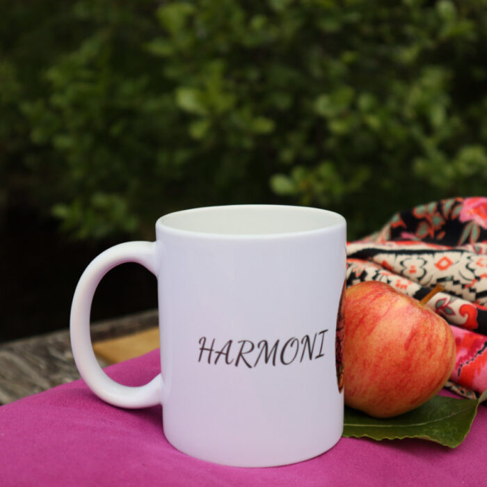 Vit keramisk mugg med motiv och text 325 ml - Harmoni i min hand - Bild 4