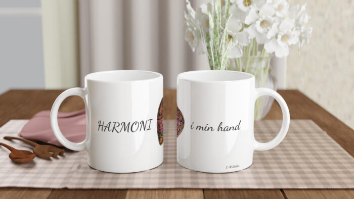 Vit keramisk mugg med motiv och text 325 ml - Harmoni i min hand - Bild 5
