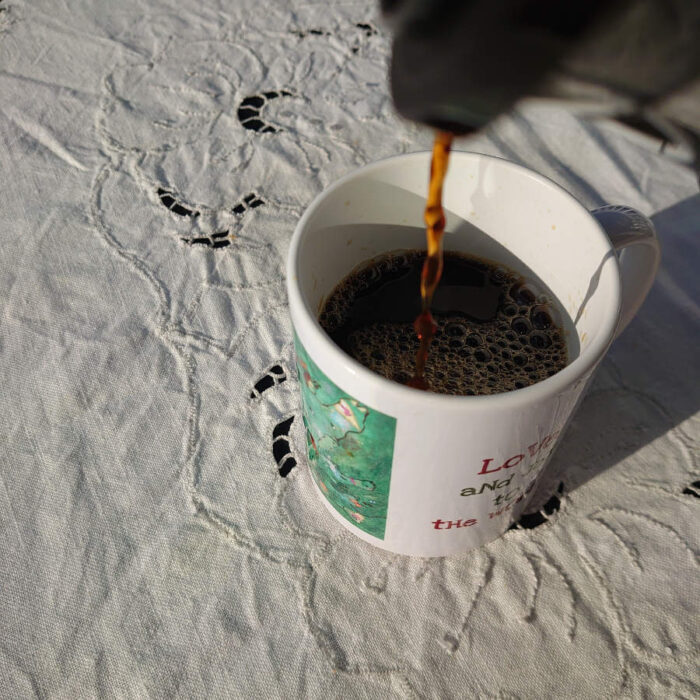 Vit keramisk mugg med motiv och text på engelska 325 ml - Spread love and joy to the world - Bild 6