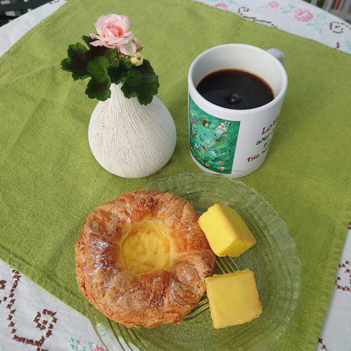 Vit keramisk mugg med motiv och text på engelska 325 ml - Spread love and joy to the world